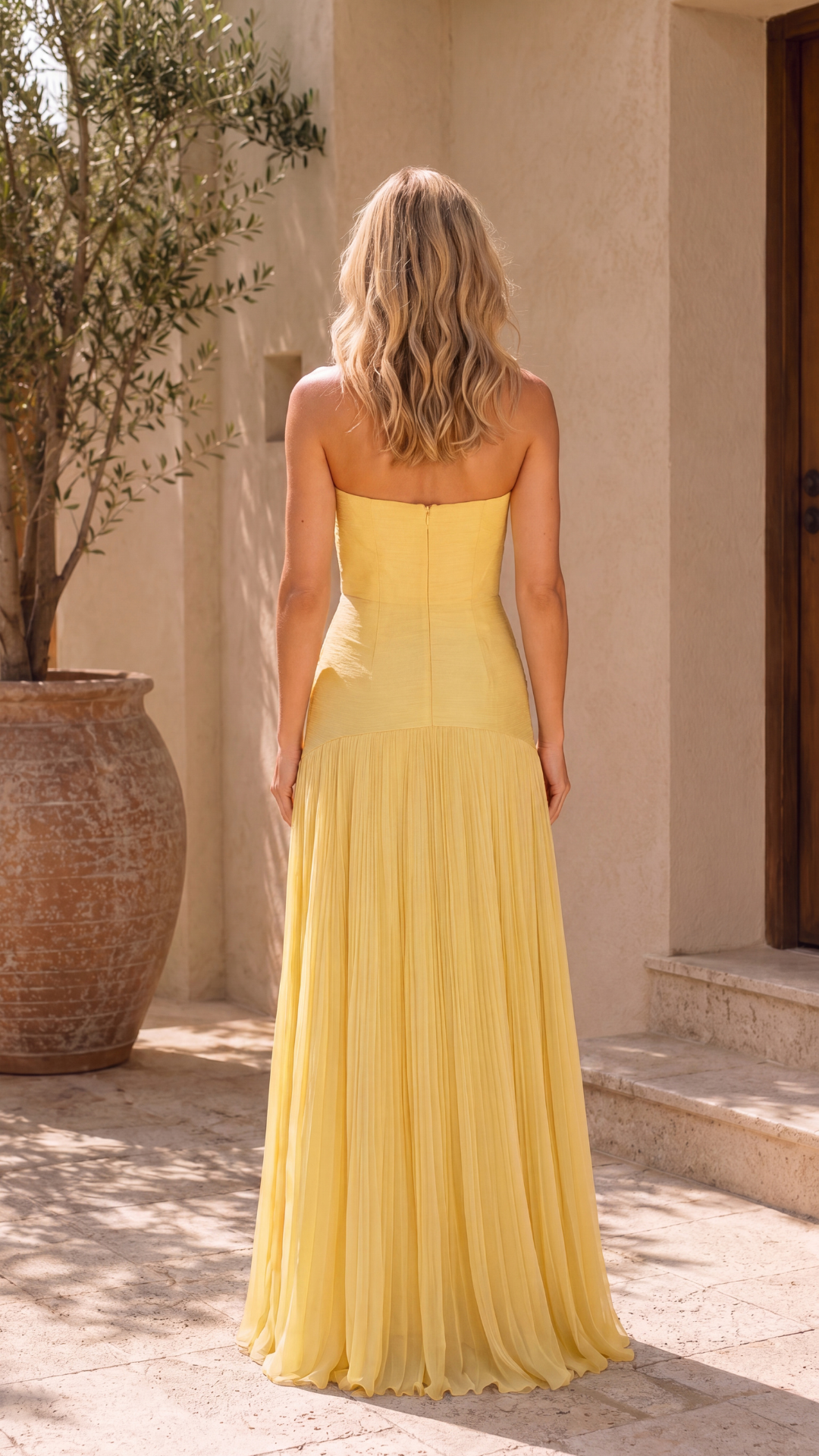 Vestido Strapless con Falda Plisada